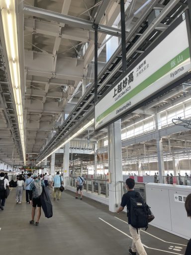 01_上越妙高駅ホーム 自転車を抱えている人はどこへ行くのだろうか