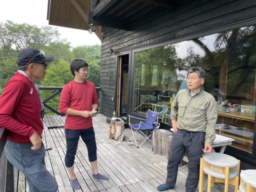 07_杉山さんの話を聞く石川さん吉村