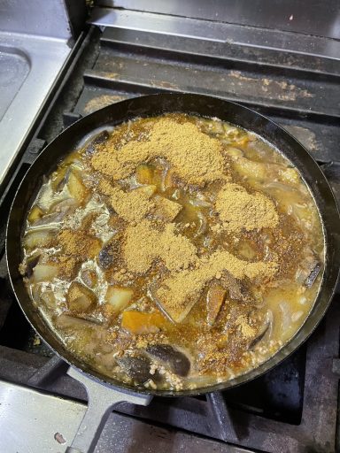 08_2_朝食のため、粉からつくる夏野菜カレーを前日から仕込む