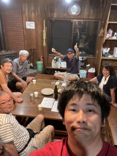 花火後、小屋内で飲み直し、語り合い
