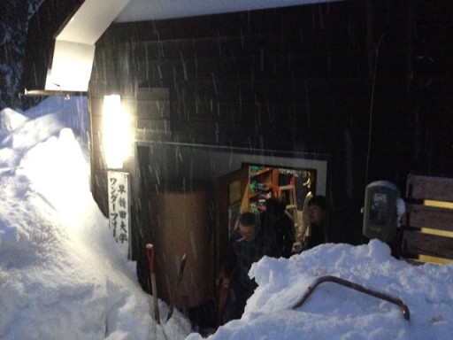 玄関まで深く雪に埋もれた山小屋