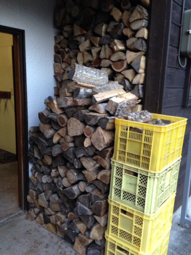 小屋玄関脇の薪