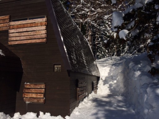 雪掻き後の山小屋