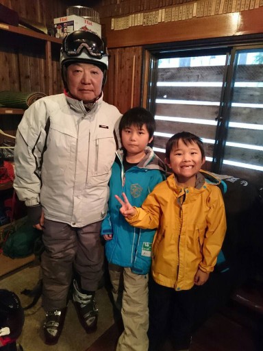 藤森スキースクールに入校した50代徐・浅井家の長男・健吾くんと次男・和総くん